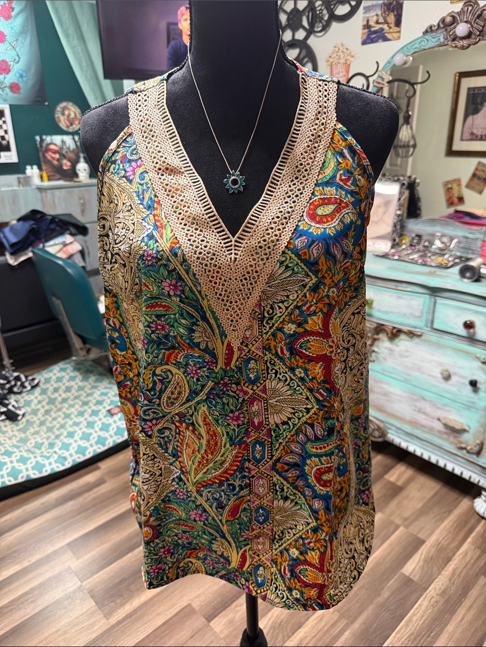 Sleeveless V-Neck Crochet Trim Paisley Print Tank Top - Multicolor